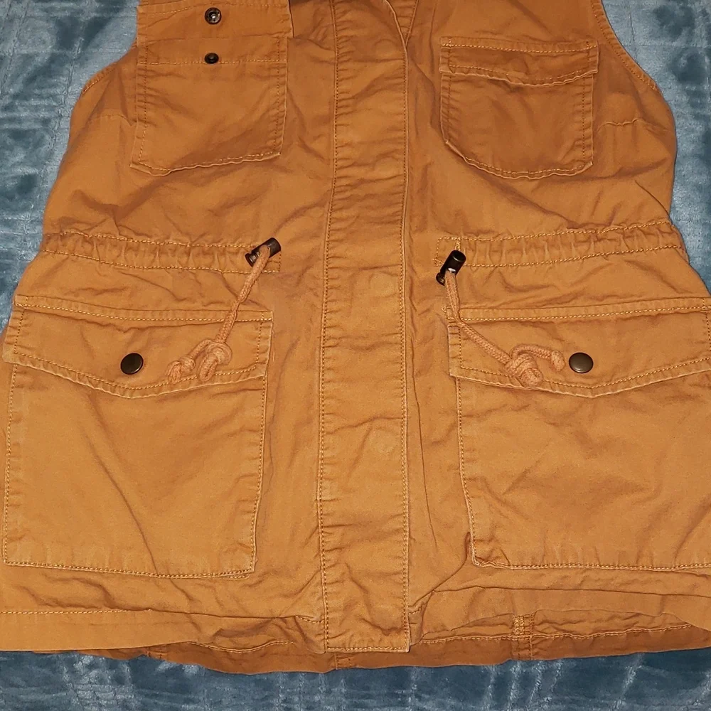 Love Tree sleeveless utility vest with hood in mustard - Picture 6 of 7